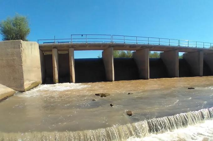 Abrieron compuertas para que tenga más agua un río cortado por la sequía