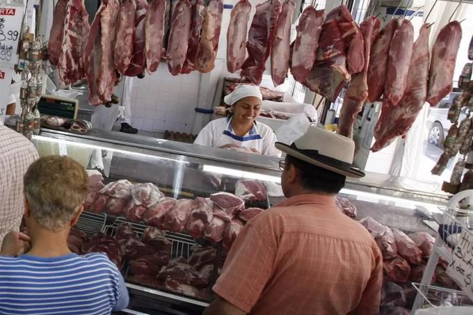 Bajan un 30% el precio de la carne por un acuerdo de precios y subsidiarán el engorde de hacienda