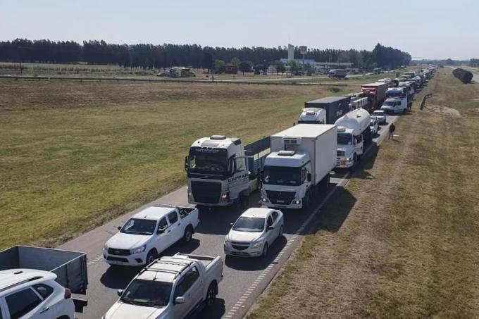 Los transportistas que cortan la autopista Rosario-Buenos Aires exigen hablar con un ministro