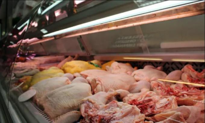 El consumidor pagó 3,1 veces más de lo que cobró el productor: la gripe aviar impactó en el precio del pollo.