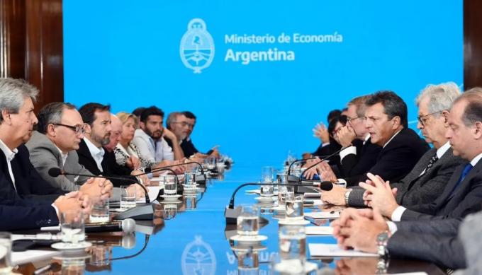 Dólar agro: Massa anunció un nuevo tipo de cambio a $300 para la exportación de soja y las economías regionales