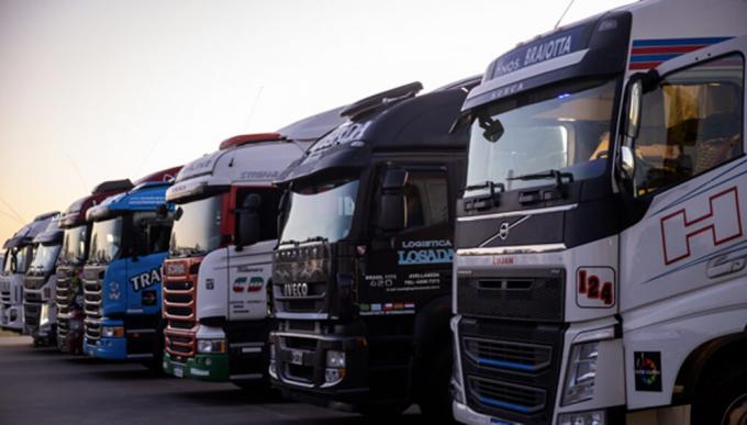 Transportistas lanzan un paro de 24 horas y cortan los principales accesos a los puertos