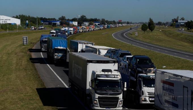 Transportistas, contra el Banco Central: trabas al dólar complican fletes internacionales