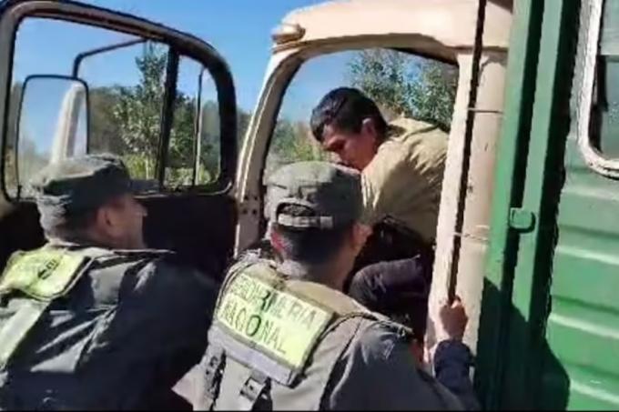 Querés morir por un camión de yerba. Están armados. Fuerte tensión en un operativo de control con Gendarmería