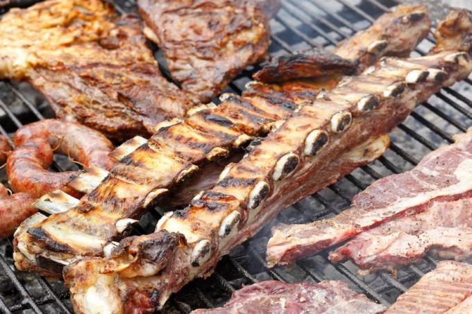 La carne está en una olla a presión cuándo explota