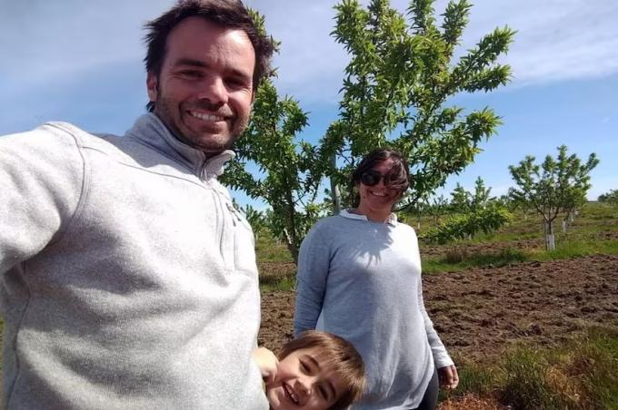 Es dar el paso. Están en el sur de Buenos Aires y revolucionan la zona con una producción de almendras