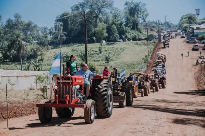 Crearon una fiesta popular para recordar cómo le sacaron a Prefectura un tractor incautado por contrabando