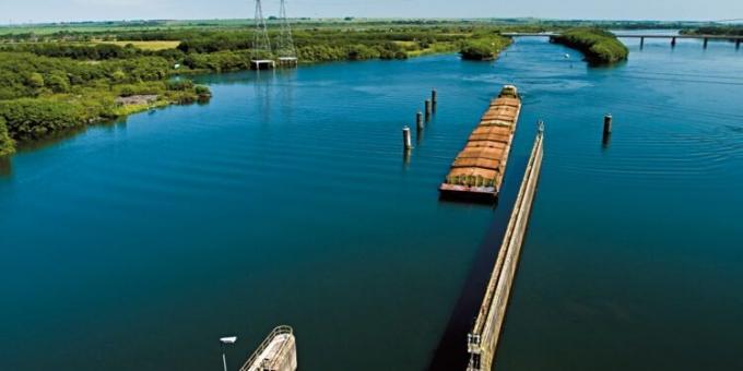 La agroexportación argentina toma distancia del gobierno y pide que el peaje en la Hidrovía se cobre a los países vecinos luego de definir las obras necesarias