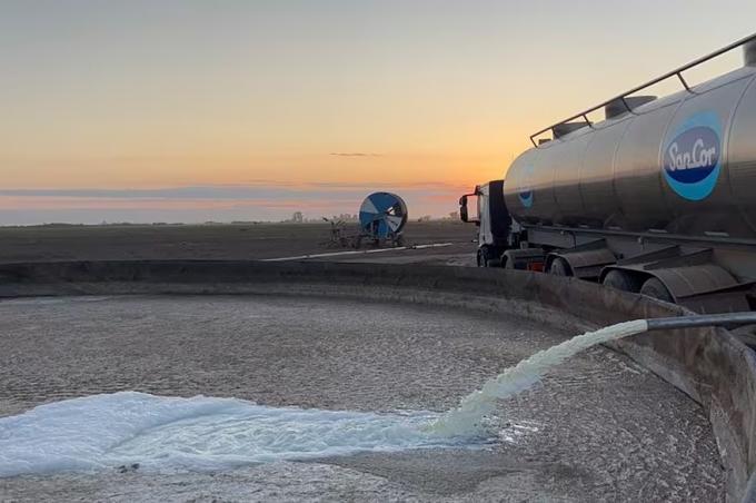 Conflicto con un gremio. SanCor podría dejar de recibir leche para no tener que tirarla