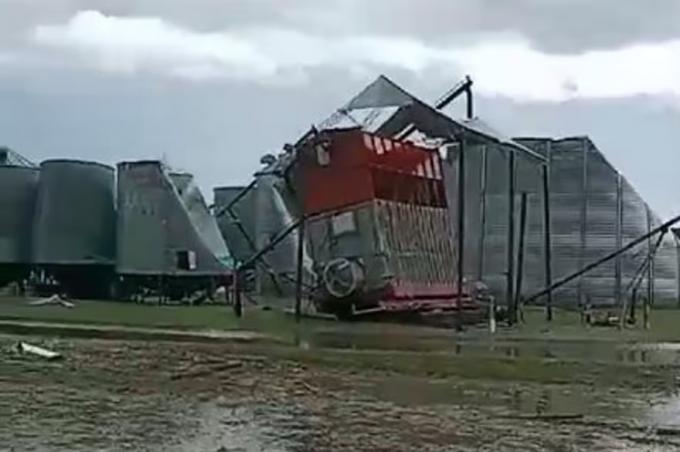 Una violenta tormenta con vientos de 100 km por hora provocó graves daños en Nueve de Julio y en Bragado