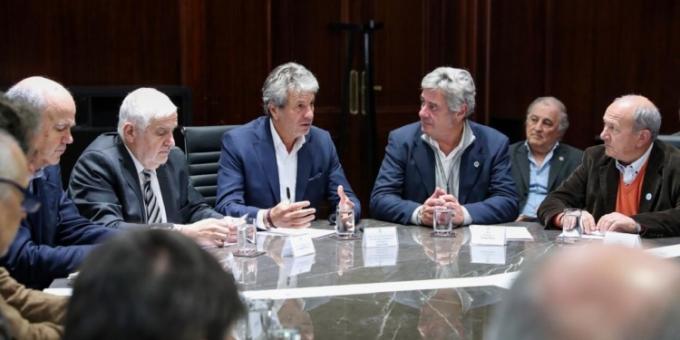 El gobierno le anunció a la cadena ganadera que va a implementar chips para la trazabilidad y los productores le pidieron bajar impuestos y retenciones