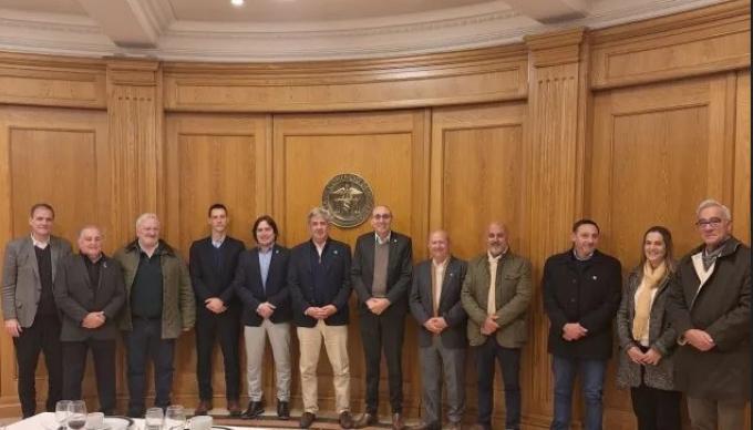 Los dirigentes del agro dejaron a un lado las diferencias y se reunieron en Rosario para pedirle a Milei que no se olvide de ellos