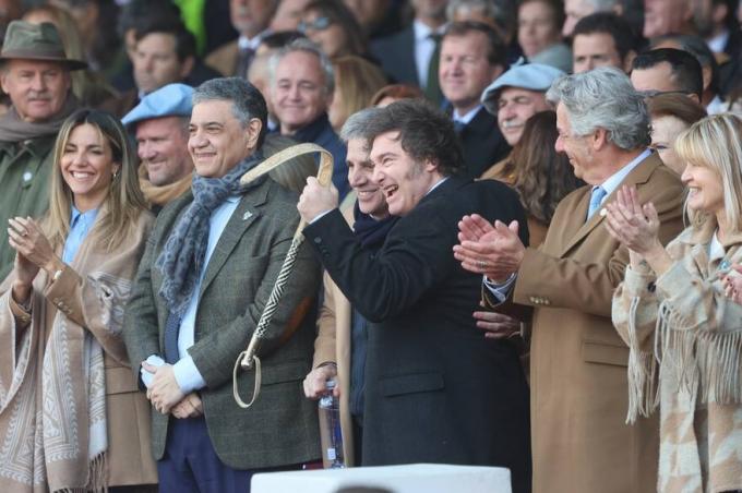 El Presidente en la Rural el rebenque que Milei le agitó a Caputo y la complicidad mutua ante el público