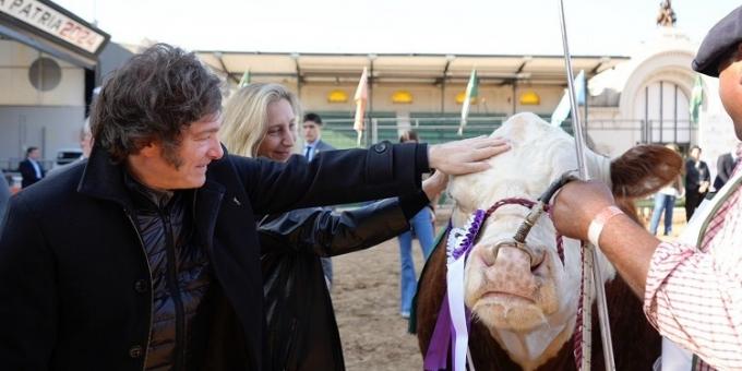 Milei fue hasta la expo del centenario de Hereford para comprobar la mansedumbre del sector agropecuario, que lo aplaude aunque no haya anuncios