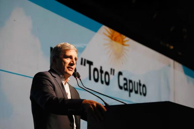 Las retenciones y el cepo se van a ir. Caputo se refirió al anuncio de Milei para el campo en 2025