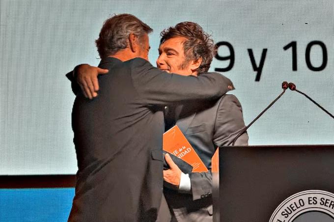 En la Rural. Milei prometió bajar las retenciones en 2025, pero lo condicionó a algunas variables