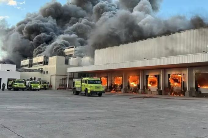 Serios daños un impactante incendio arrasó el Frigorífico Gorina, uno de los principales del país