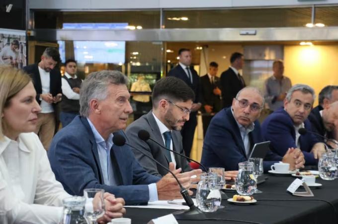 Macri se mostró con entidades del agro y sugirió que se haga un pedido al Gobierno por la infraestructura