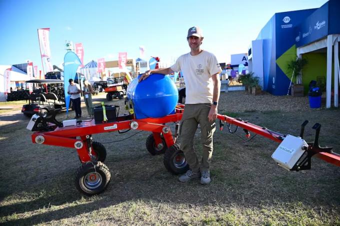 Desde un pueblo de 350 habitantes creó un robot para el agro que causa sensación por sus funciones