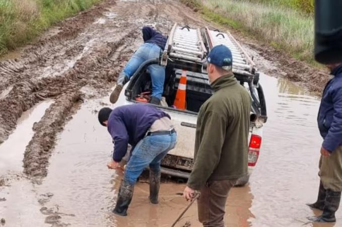 Tiran el quilombo al de más abajo denuncian que hicieron un canal que agrava la inundación en dos partidos bonaerenses