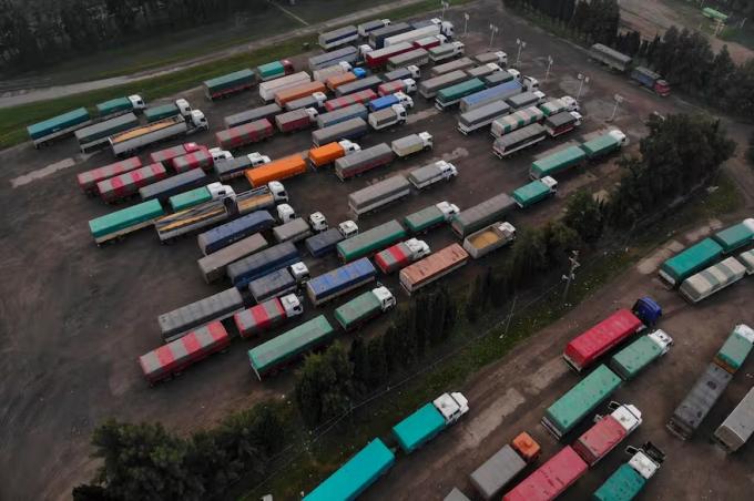 Dólar tomó envión la venta de soja de los productores y hubo un ingreso récord de camiones en los puertos del Gran Rosario