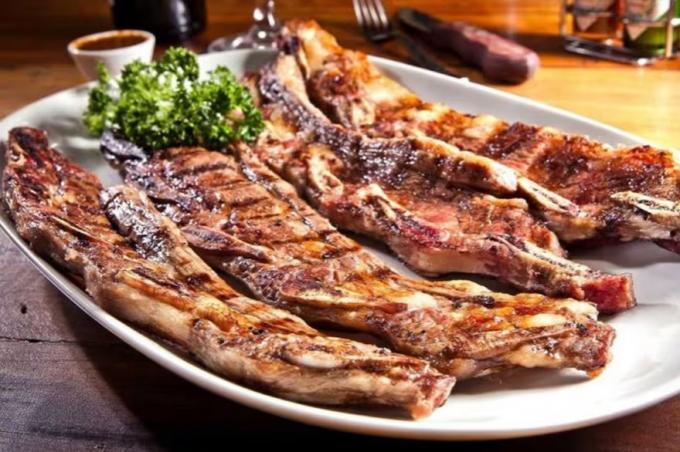 Controversia el Gobierno prometió mantener una barrera sanitaria de la Patagonia, pero presiona para que entre asado