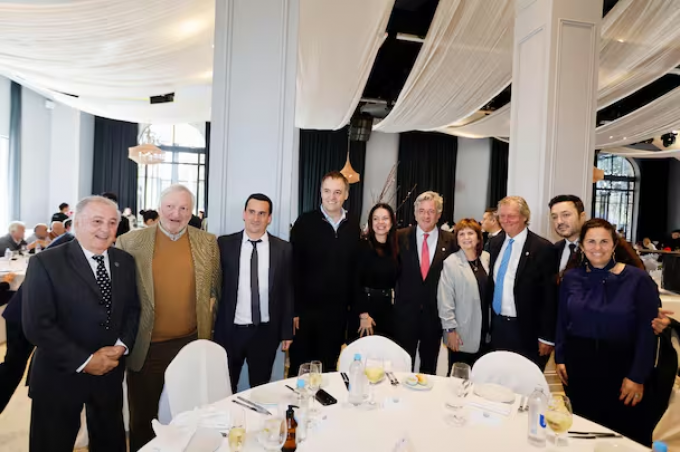 Entre un ojo de bife y café el almuerzo de alto voltaje que reunió a figuras del Gobierno y a la cúpula de la Rural