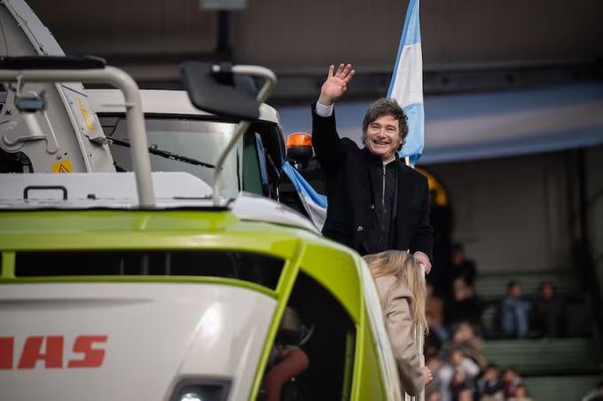 De local en la Rural un Milei en rol estelar, cómplice con el público y sin Villarruel en escena