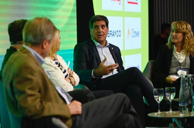 Para exportar más el máximo ejecutivo de una multinacional de China pidió una baja impositiva general en el agro