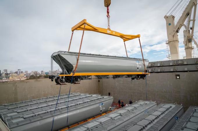 Imponente operativo inédito movimiento en el puerto de Buenos Aires por la llegada de vagones graneros chinos
