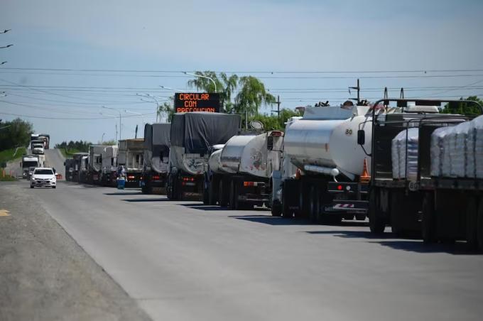 Inusual para la época se dispara el ingreso de camiones a los puertos cerealeros luego de la fugaz quita de las retenciones