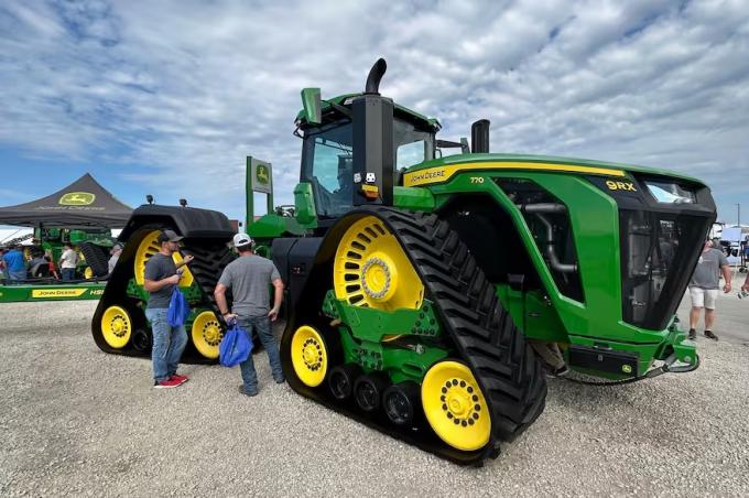 Cuesta más de US$1 millón llegó al país el tractor considerado el más grande del mundo