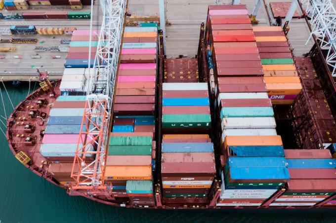 Avalancha de usados desde tomógrafos a tractores, los bienes importados copan el país