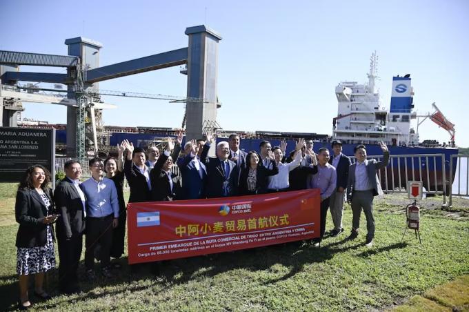 Apenas el comienzo empezó la carga del primer barco con trigo argentino para China