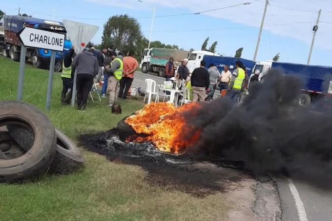 Ante la protesta en las rutas pidieron la intervención de la policía para que puedan circular los camiones con granos