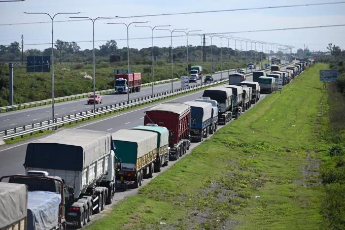 Cosecha récord llega un aluvión de camiones a los puertos del Gran Rosario