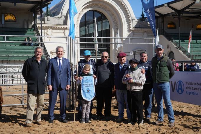 Expo Angus de Otoño: La Ñata ganó el Gran Campeón Hembra PC con un lote de La Pampa