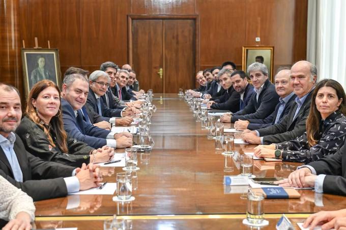 La Cámara Argentino-China le pidió a Luis Caputo que viaje a Beijing para destrabar exportaciones e inversiones
