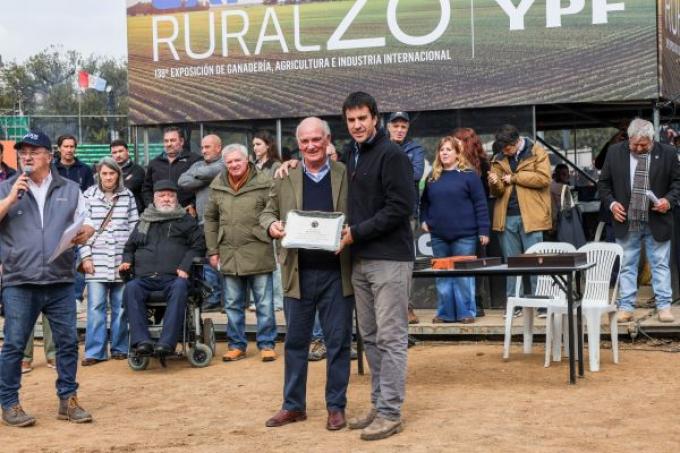 Angus homenajeó a Alfonso Bustillo por su aporte al programa ERA