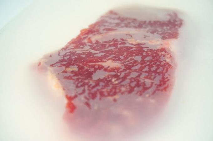 Desarrollan un film biodegradable que conserva la carne vacuna igual que el plástico convencional