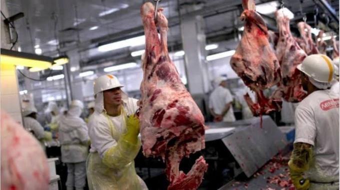 La retención de hacienda ya impacta: la faena cayó 12% y el consumo tocó el piso del año