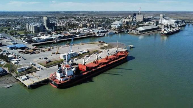 La Cámara de Puertos Privados alertó que la parálisis del practicaje amenaza las exportaciones