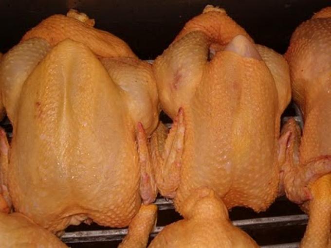 LA BRECHA ENTRE LO QUE RECIBEN LOS PRODUCTORES DE POLLO Y LO QUE PAGAN LOS CONSUMIDORES ES DE 1.400%