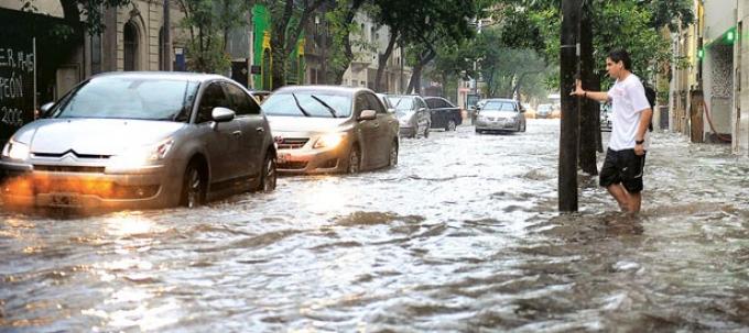 Más de 300 evacuados, amplias zonas sin luz y destrozos por el temporal