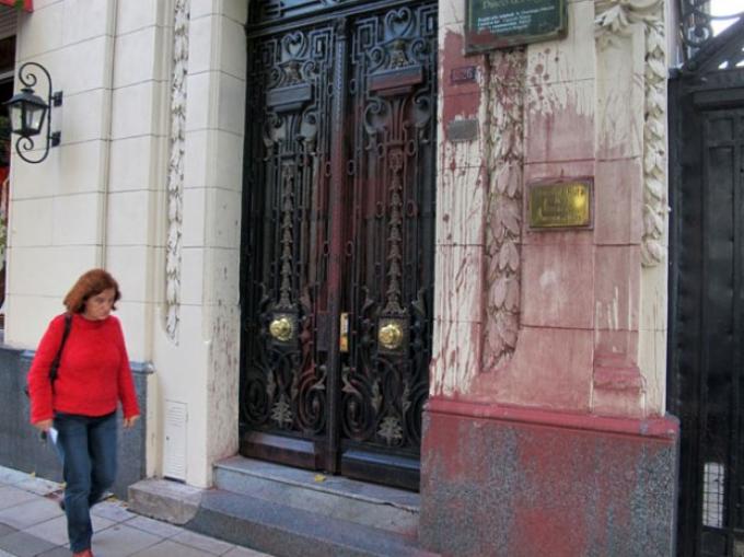 El frente de la sede de la Sociedad Rural de Rosario fue blanco de vandalismo 