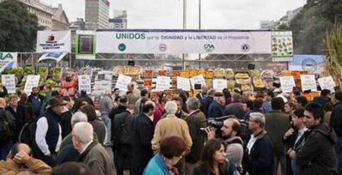 Vendieron verduras a "precio de campo" en el Obelisco