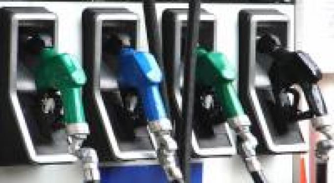Acuerdan baja del 5% en los combustibles