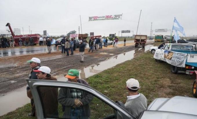 Ruidoso corte de ruta de productores en Santa Fe