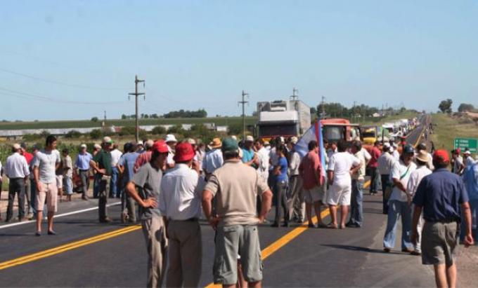 Chacareros autocovocados ultiman detalles para copar el monumento a la Bandera