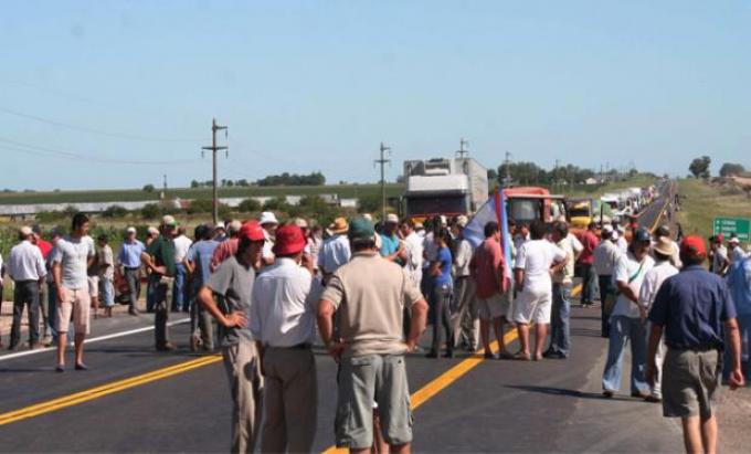 Productores tamberos amenazan cortar rutas.